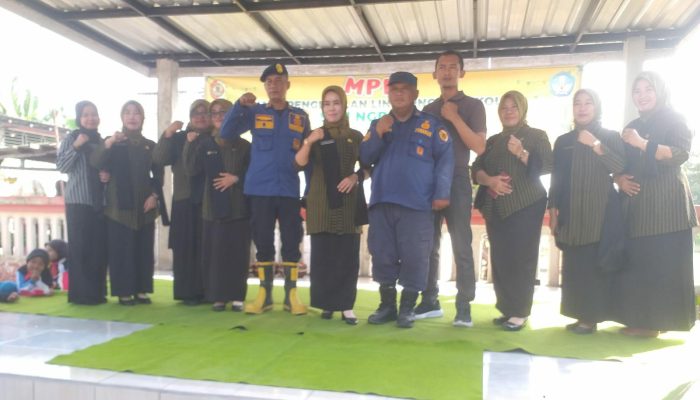 Penutupan MPLS SDN 1 Ngrowo Kecamatan Bangsal Hadirkan Tim Damkar