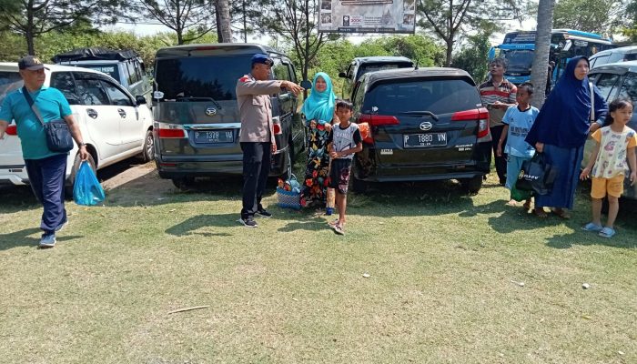 Bripka I Wayan Wedhana Giat Patroli Serta Himbau Kepada Masyarakat Pengunjung Untuk Selalu Jaga Kebersihan Wisata