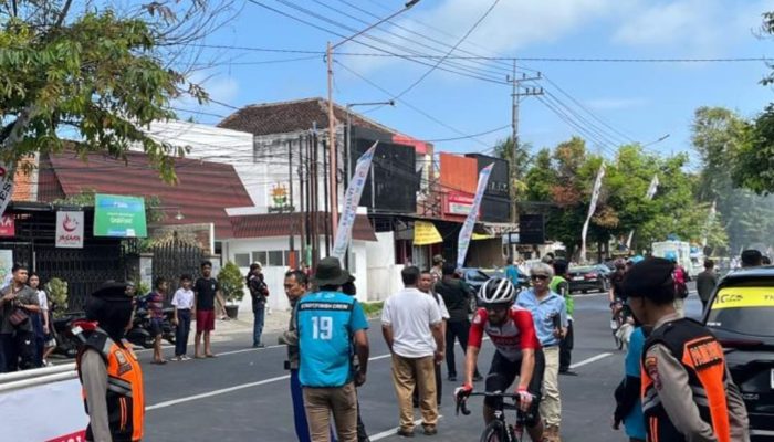 Polresta Banyuwangi Sebar Pasukan Amankan Etafe 1 Balap Sepeda TDBI 2025