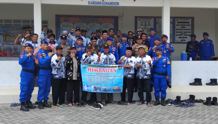 Cangkrukan Bareng Nelayan, Kasat Polairud Polres Lamongan dan Ditpolairud Polda Jatim Sosialisasikan Keselamatan Laut