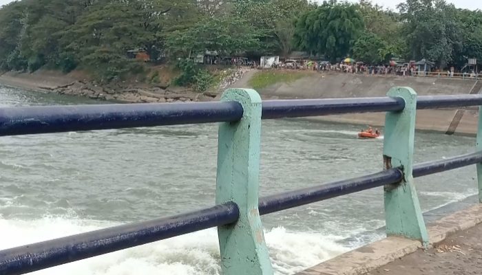 Pria Misterius Menceburkan Diri Ke Sungai Brantas Rolak Songo