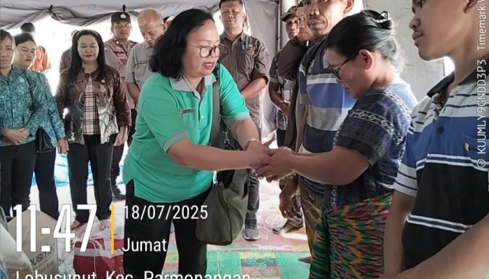 Ketua Tim Penggerak PKK Kabupaten Tapanuli Utara Provinsi Sumatera Mengunjungi Korban Musibah Kebakaran 