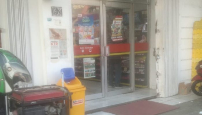 Pengambilan Paksa Rompi Parkir Oleh Oknum Kepala Toko Alfamart Di Jalan Raya Kalidami Surabaya
