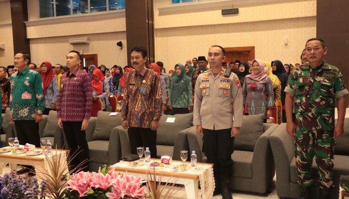 Wakapolres Lamongan Hadiri Peringatan Hari Keluarga Nasional Ke-32 dan Wisuda Sekolah Orang Tua Hebat Angkatan Ke-V Tahun 2025