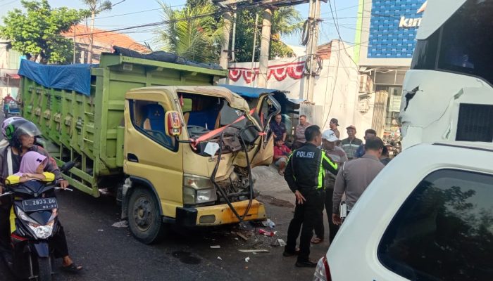 Telah Terjadi Lakalantas di Jalan Kedung Cowek Surabaya