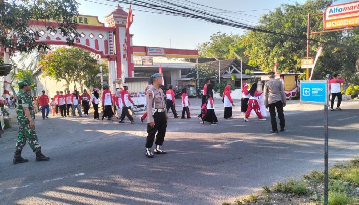 Polsek Sekaran Amankan Jalan Sehat HUT RI ke-80 di Desa Bulutengger