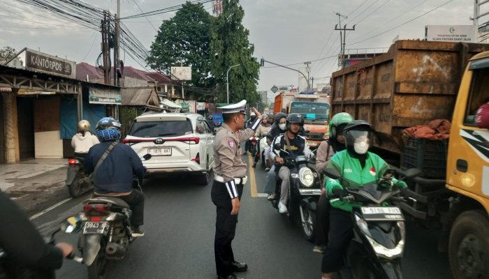 Ciptakan Kamseltibcarlantas Anggota Polsek Ciampea Laksanakan Pengaturan Lalu Lintas Pagi Hari