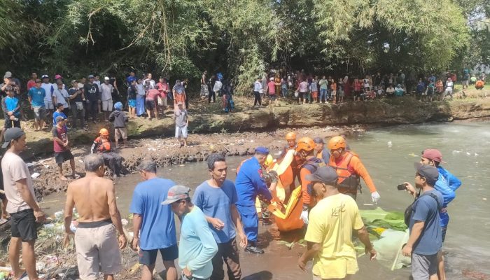 Tim SAR Gabungan Bersama Mengevakuasi Jenazah Yang Tenggelam Di Aliran Sungai Kalisetail Banyuwangi