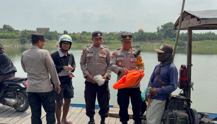 Polsek Maduran Berikan Bantuan Pelampung kepada Operator Perahu Tambangan Bengawan Solo di Desa Pangean