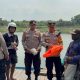 Polsek Maduran Berikan Bantuan Pelampung kepada Operator Perahu Tambangan Bengawan Solo di Desa Pangean