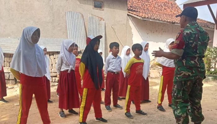 Babinsa Taraban Latih PBB Siswa SDN Taraban Sambut Lomba 17-an