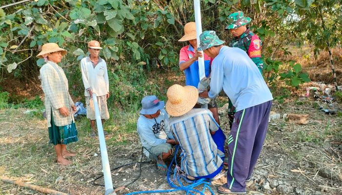 Pompa Air Rusak Babinsa Panglegur Rela Kotor Demi Warga