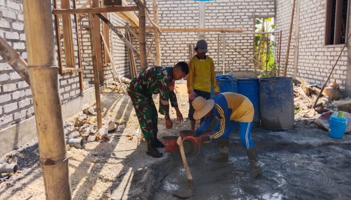 Manunggal Bersama Rakyat, Babinsa Bandungan Bantu Warga Bangun Rumah