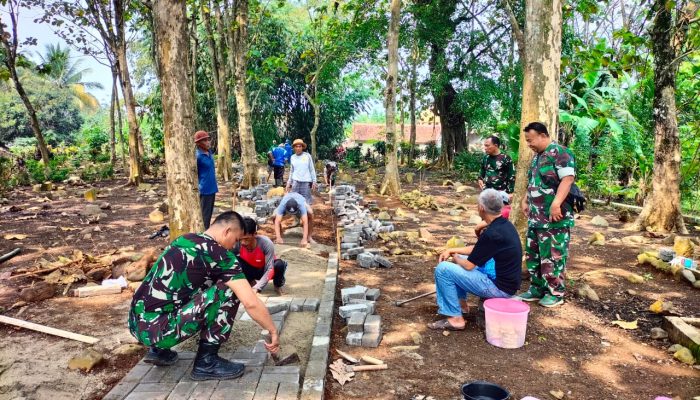 Kodim 0601/Pdg Karya Bhakti Bersama masyarakat di TMP Cihideung Barat Cimanuk Pandeglang