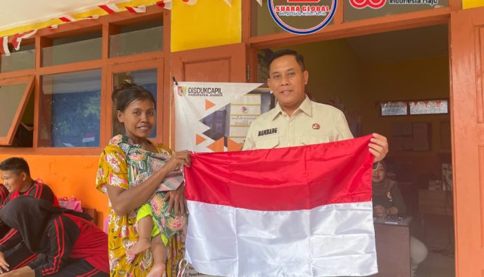 Disdukcapil Jember Hadirkan Layanan Adminduk dalam Peluncuran Listrik di Dusun Bandealit