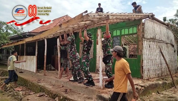 Koramil 0826-08 Palengaan Bersama Warga Gotong-royong Bantu Pembongkaran Rumah Slamet