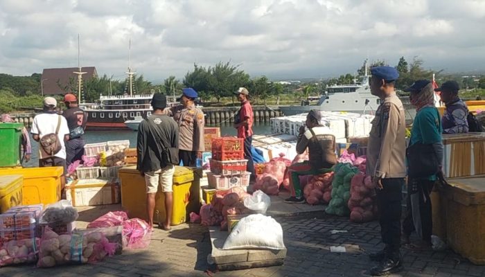 Aipda Haerul Umam SH Giat Patroli Pemantauan Serta Melakukan Pemeriksaan Dokumen Kapal KM. Avselon