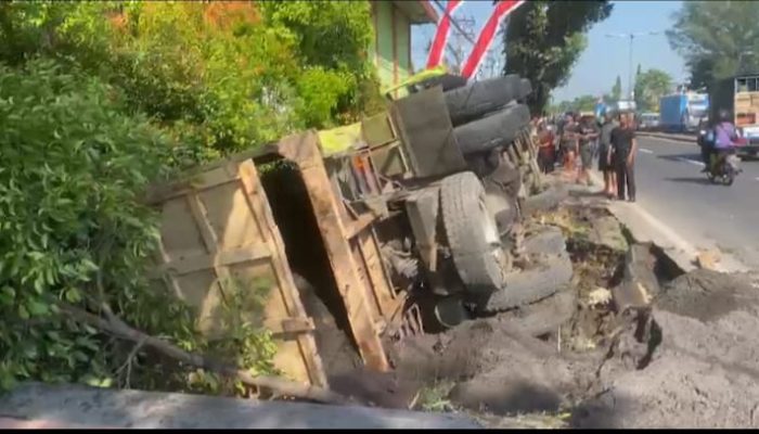Bahu Jalan Lembek Akibatkan Truk Tronton Terguling di Babat Lamongan