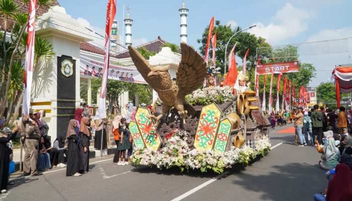 Bupati Lamongan Berangkatkan Peserta Karnaval di Depan Pendopo Lokatantra