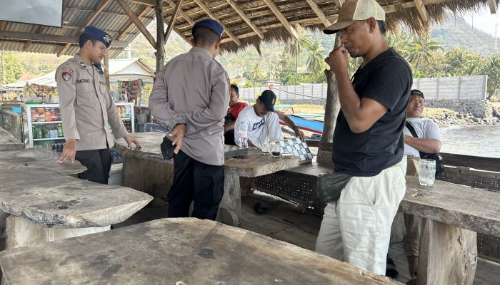 Aiptu I Gede Eka Lakukan Patroli Serta Serta Himbau Kebersihan Kepada Para Nelayan 