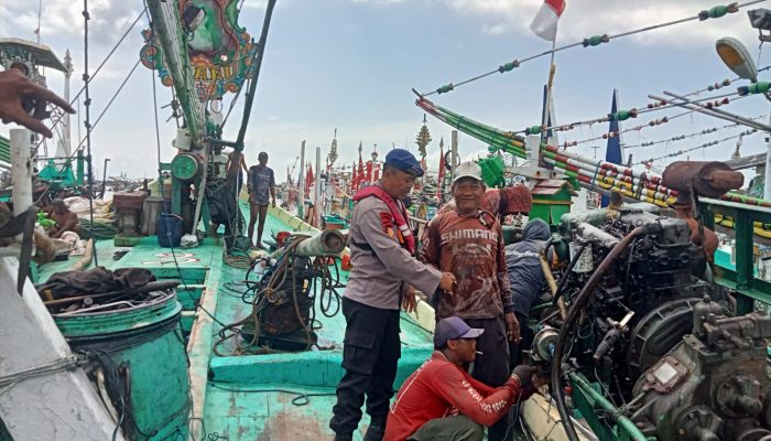 Bripka I Wayan Wedhana Giat Patroli Binmas Serta Menghimbau Kepada Nahkoda Dan ABK Kapal