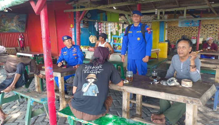Personel Satpolairud Resta Banyuwangi Giat Patroli Rutin Serta Memberikan Himbauan Kepada Keselamatan Nelayan 