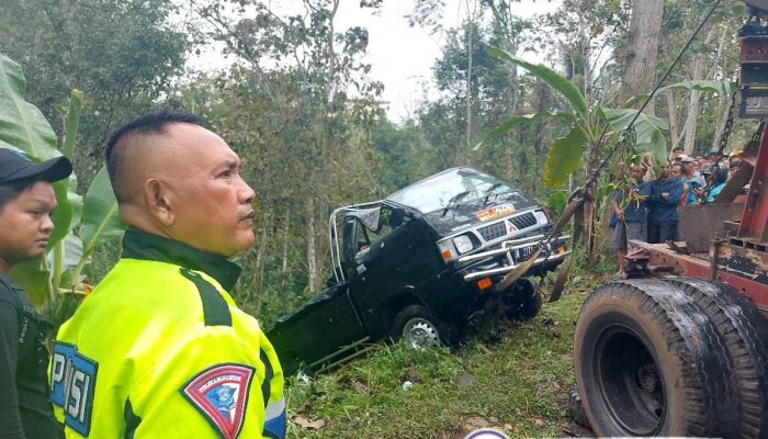 Mobil Pick Up Terperosok Ke Jurang Hingga Ringsek Di Wonosari Malang