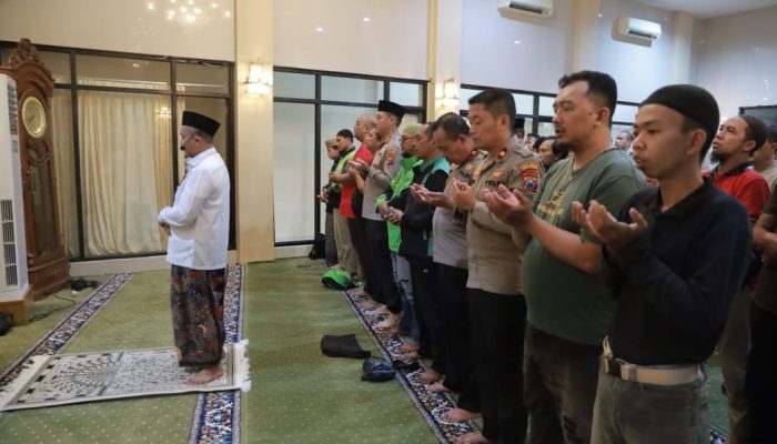 Sholat Gaib Dipimpin Langsung oleh Shollahudin Al Ayyubi di Masjid Mapolres Jember