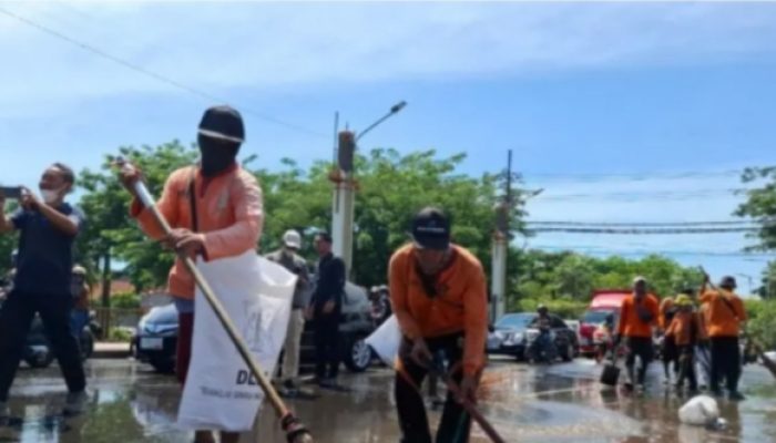 Pemkot Surabaya Gerak Cepat Bersihkan Jalan Pasca Demo