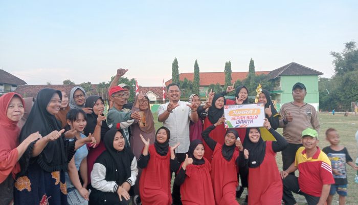 Pertandingan Sepak Bola Ibu-Ibu Memukau Penonton