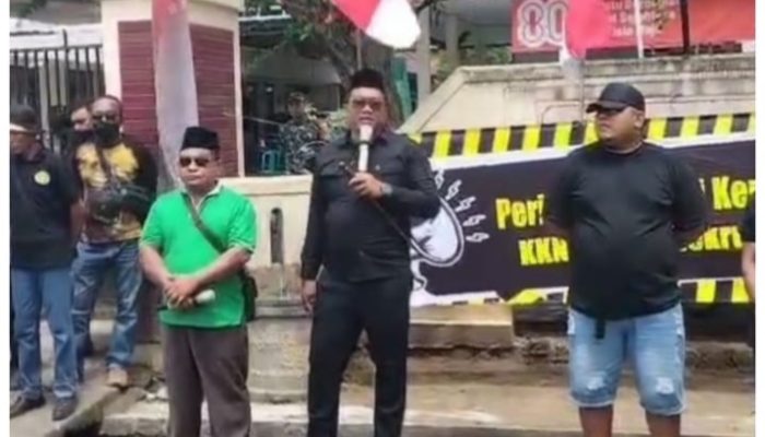 Warga Geruduk Kantor Kecamatan Mojo Terkait Dugaan Adanya Nepotisme
