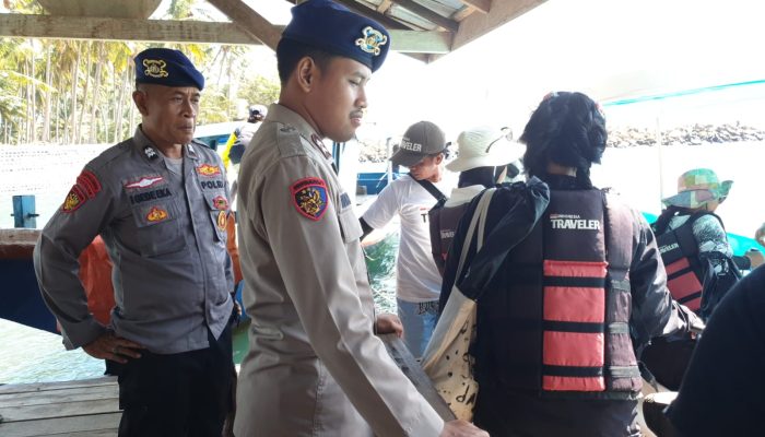 Aiptu I Gede Eka Berikan Sosialisasi Kepada Wisatawan Green Watu Dodol