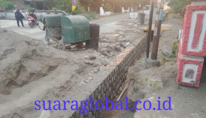 Proyek Drainase di Sambirejo Disorot : Warga Resah Pekerja Lokal Tersisih Pengawasan Longgar