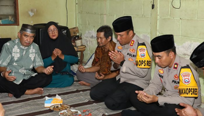 Kapolres Lamongan Takziah ke Rumah Duka Almh. Tiara Angelina Saraswati Beri Dukungan Moril Keluarga