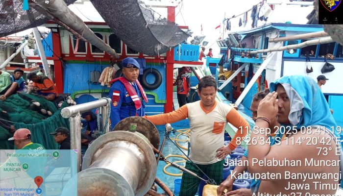 Bripka I Wayan Wedhana Giat Patroli Perairan Serta Lakukan Pemeriksaan Dokumen Kapal KMP. Linda Baru Di Sembulungan Muncar