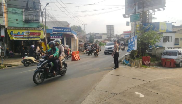 Anggota Polsek Ciampea Polres Bogor Laksanakan Pengaturan Lalu Lintas Sore Hari
