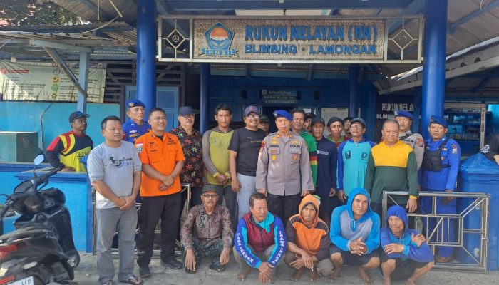 Satpolairud Polres Lamongan Evakuasi Nelayan Korban Laka Laut KM Semi Jaya di Perairan Paciran