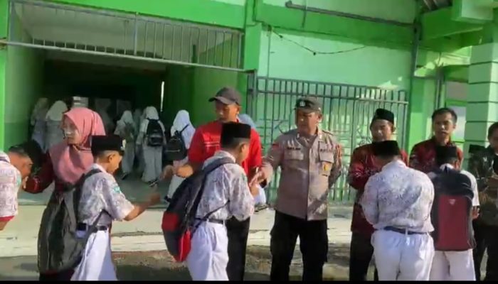 Kanit Binmas Polsek Kalitengah Gelar Sosialisasi Bijak Bermedia Sosial serta Cegah Aksi Demonstrasi Anarkis di MTs Sunan Drajat