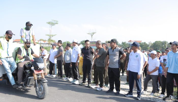 Kapolres Lamongan Hadiri Senam Bersama dan Aksi Bersih Sampah dalam Peringatan World Cleanup Day 2025