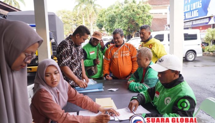 HUT Lalu Lintas Satlantas Polres Malang Bagikan SIM Gratis ke Driver Ojol