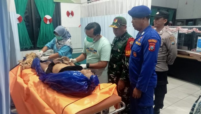 Personel Satpolairud Resta Banyuwangi Lakukan Evakuasi Jenazah Nelayan