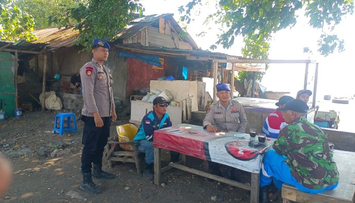 Bripka I Nyoman Suma Lakukan Patroli Di Kawasan Pesisir Pantai Bulusan