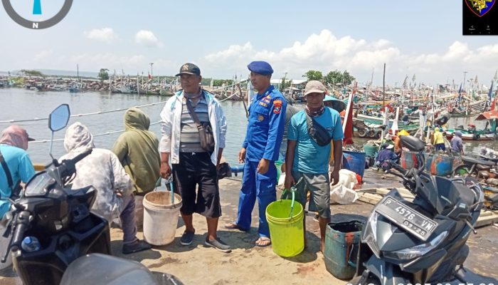 Bripka | Wayan Wedhana Lakukan Patroli Di Kawasan Pelabuhan Muncar