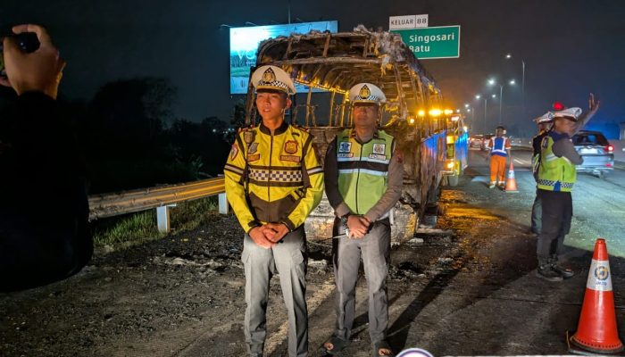 Mobil Elf Terbakar di Tol Pandaan-Malang Belasan Penumpang Selamat