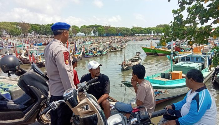 Personel Satpolairud Resta Banyuwangi Lakukan Patroli Serta Giat Pemeriksaan Dokumen Kapal 