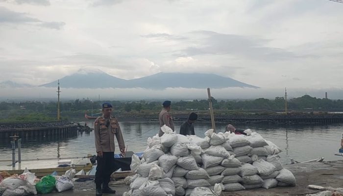 Aipda Haerul Umam Lakukan Patroli Binmas Serta Mengingatkan Kepada Nahkoda Kapal 