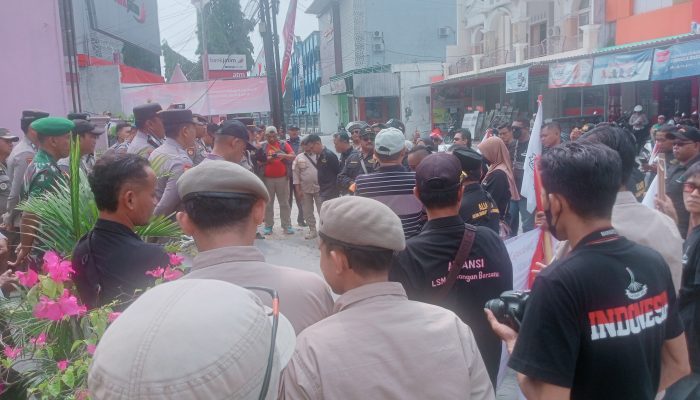 Aksi Damai Aliansi Lamongan Bersatu di Kantor Kecamatan Sugio Suarakan Keluhan Masyarakat