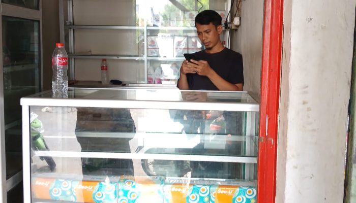 Dengan Garang Penjual Obat Keras Menantang Wartawan Untuk Panggil Polisi Bilang Tidak Takut