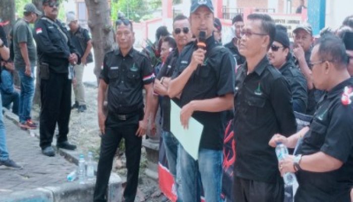 Aksi Damai Alam Bersatu Digelar di Depan Kantor Kecamatan Ngimbang