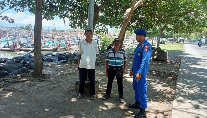Bripka I Wayan W Giat Patroli Dialogis Serta Memberikan Himbauan Kamtibmas Kepada Masyarakat Pesisir/Nelayan
